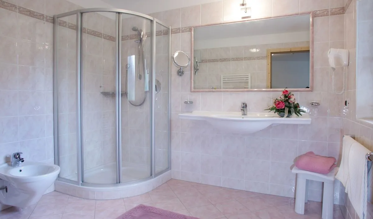 Badezimmer mit Dusche und Waschtisch