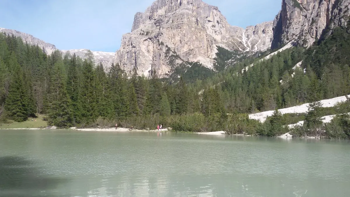 Bergsee unter Dolomitenfelsen