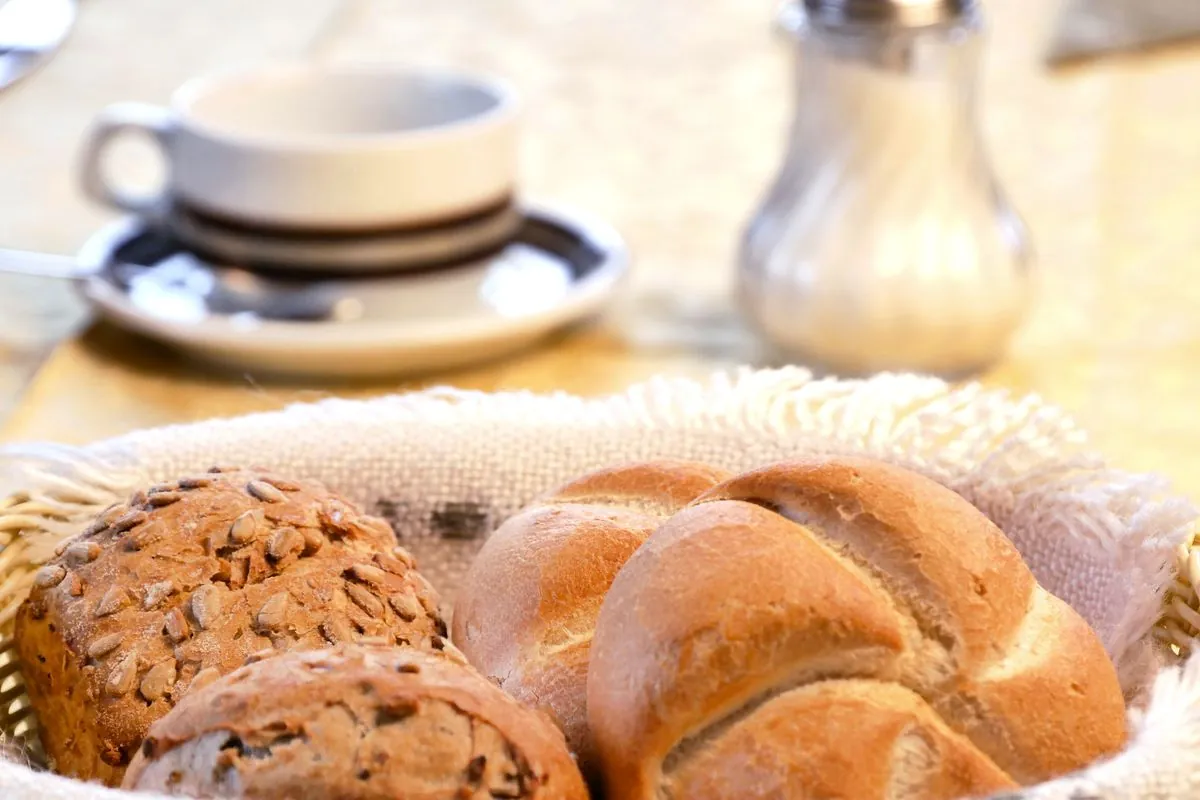 Frische Brötchen im Korb