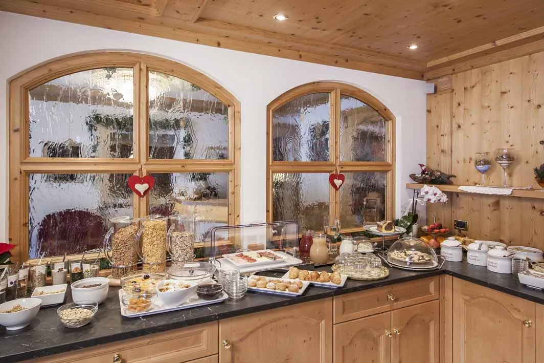 Frühstücksbuffet vor Holzsprossenfenstern