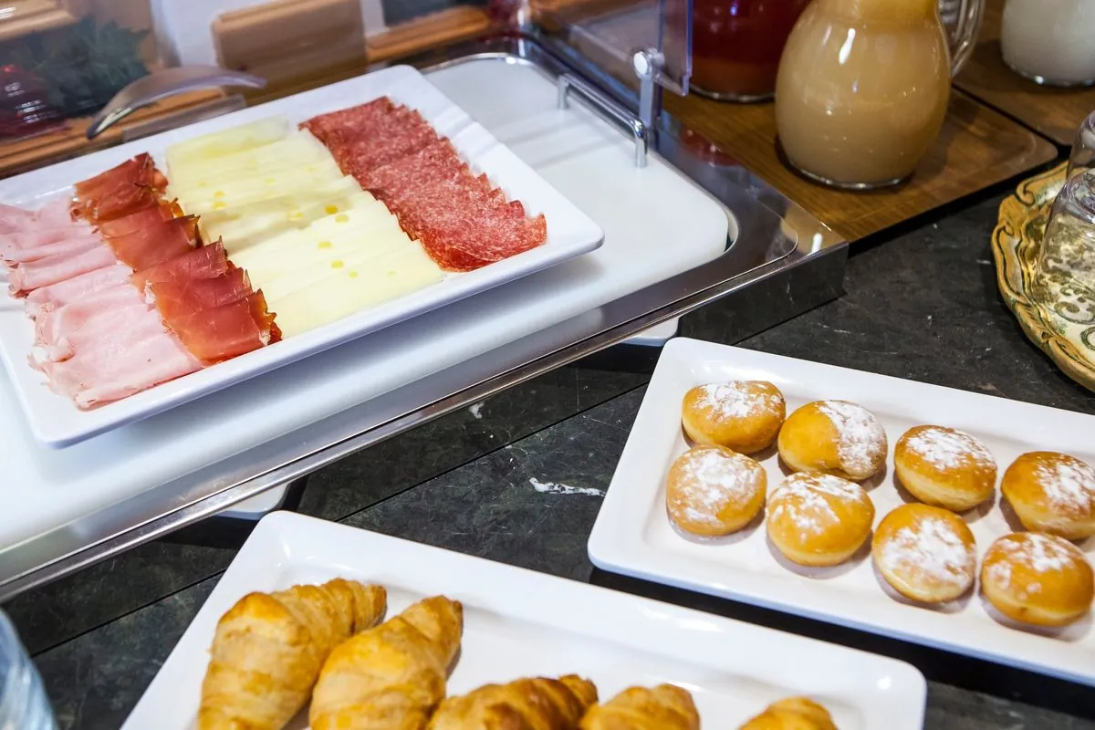 Schinken, Käse und Gebäck am Buffet