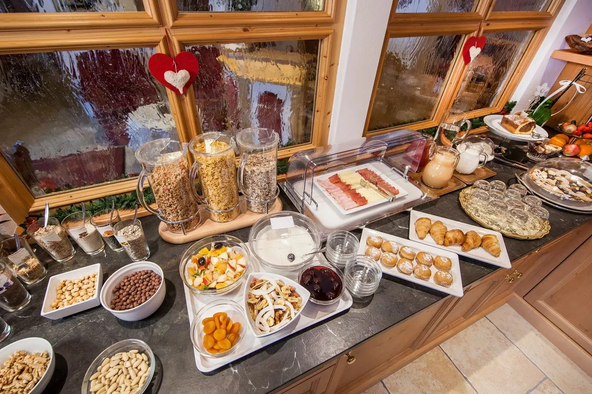 Müsli, Nüsse und Trockenfrüchte am Buffet