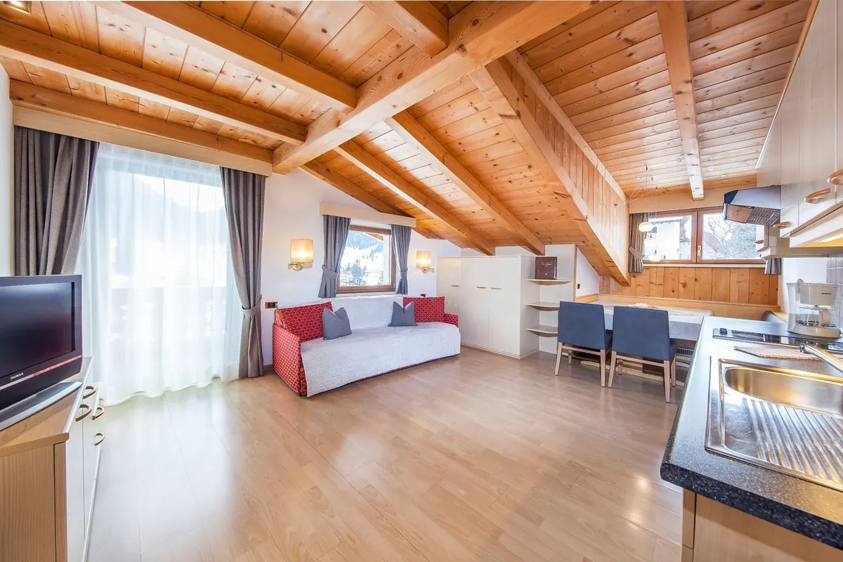 Wohnraum in der Dependance unter Holzbalken mit Couch
