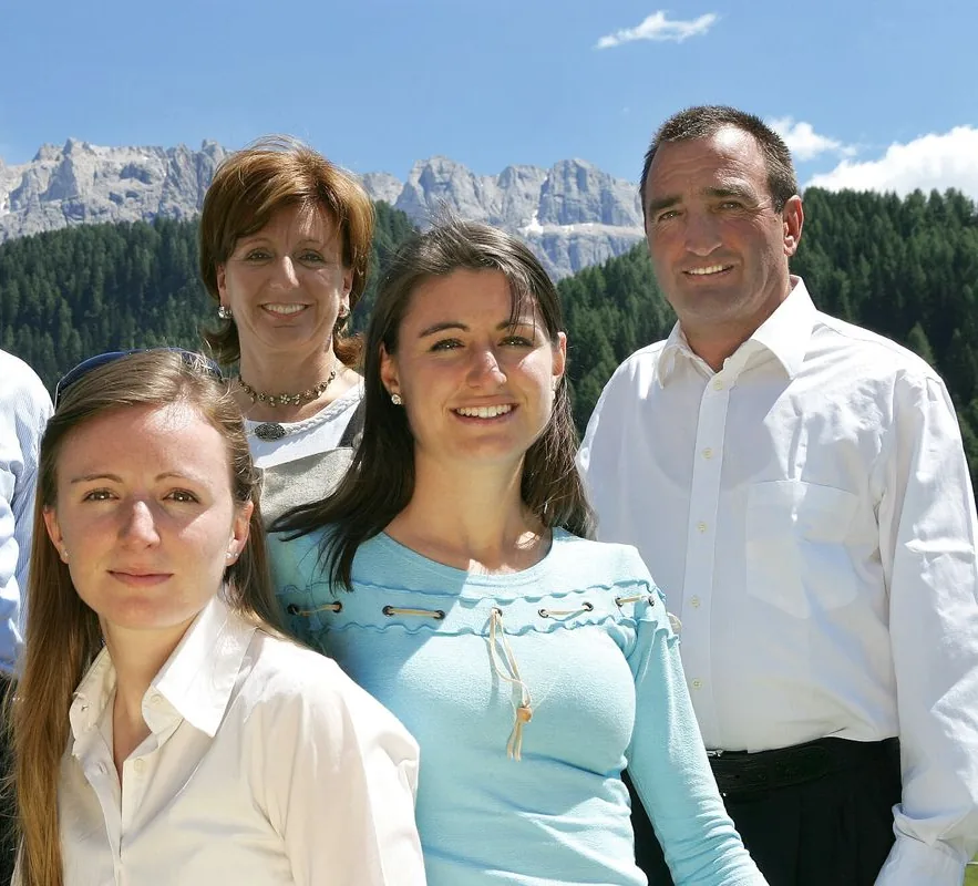 Familie De Sisti vor den Dolomiten