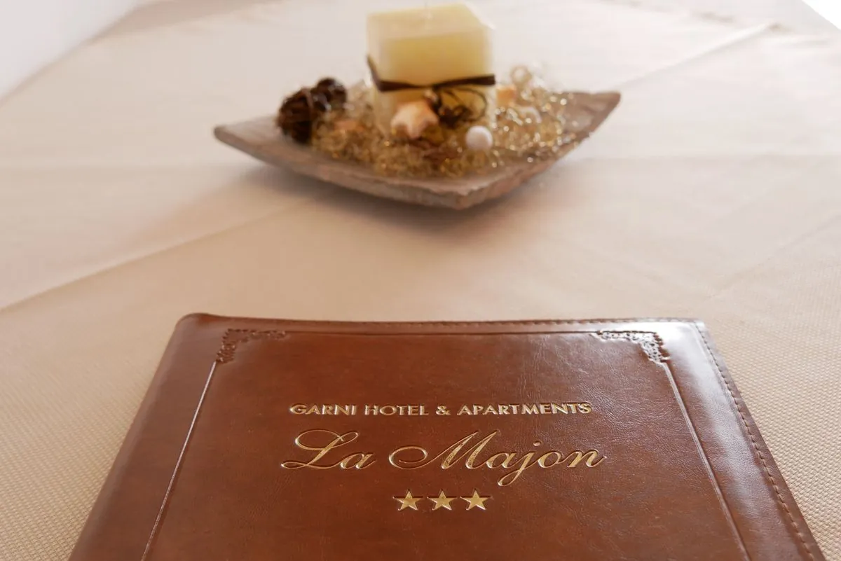 Gästemappe aus Leder mit der Prägung Garni Hotel & Apartments La Majon