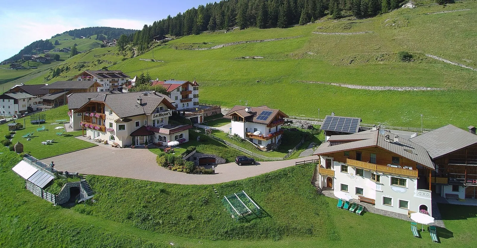 Luftbild der Häuser am Hang in Wolkenstein