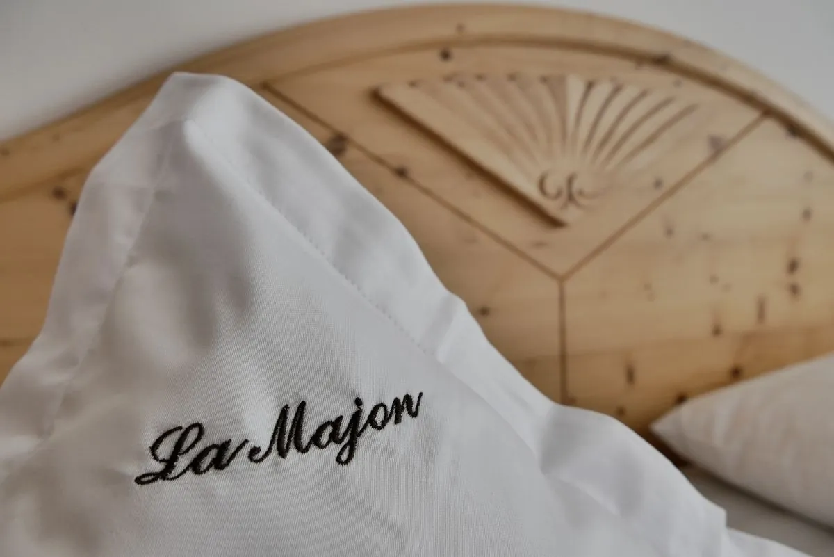 Kopfkissen mit gesticktem La-Majon-Schriftzug