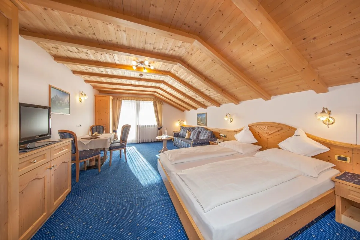 Großes Schlafzimmer im 2. Stock unter Holzbalken