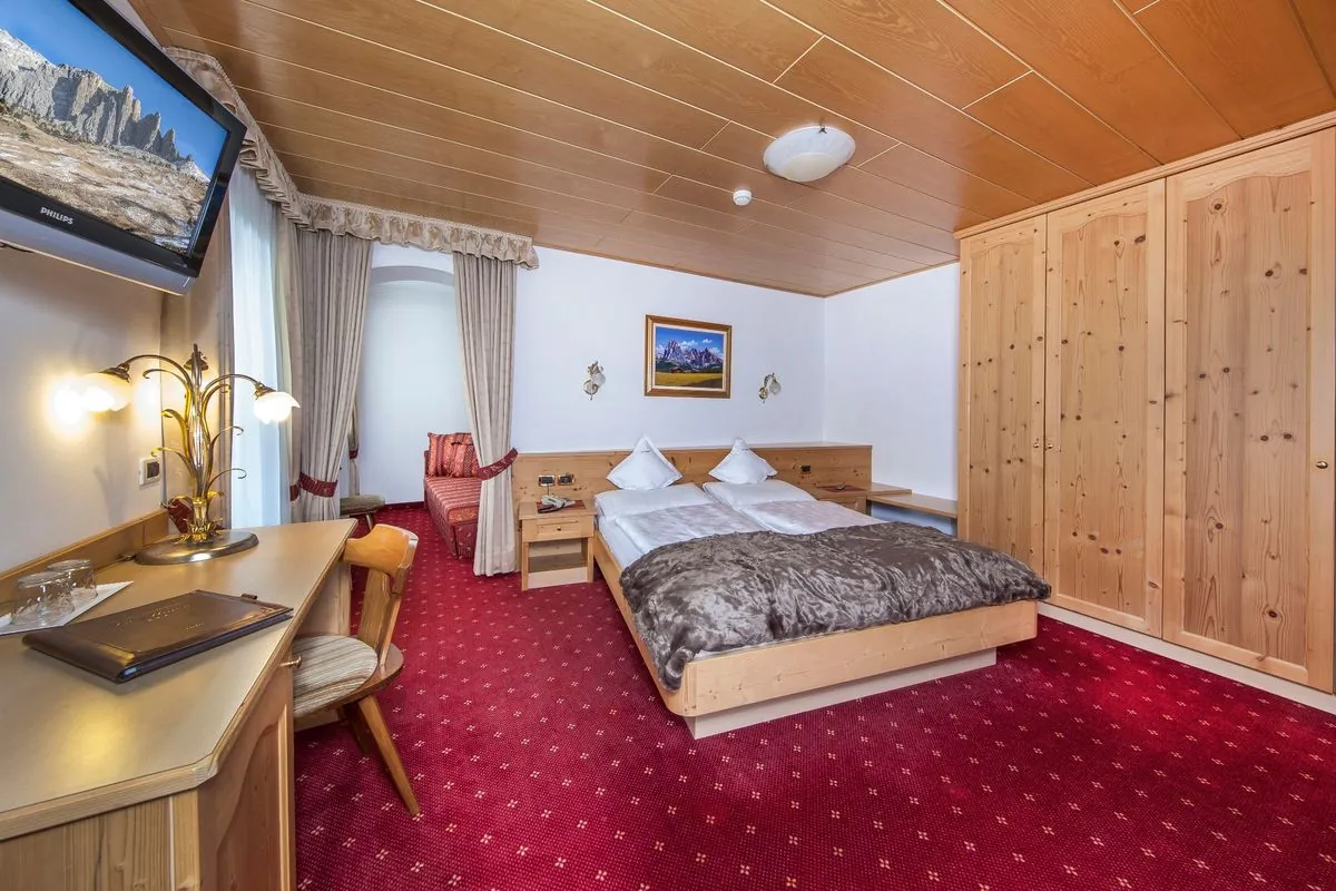Standardzimmer mit Doppelbett und Holzmöbeln