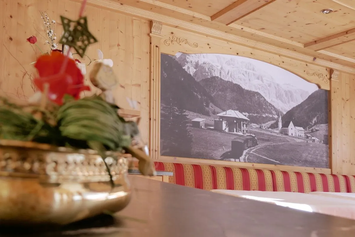 Stubentisch mit Blumen vor einem alten Bild von Wolkenstein