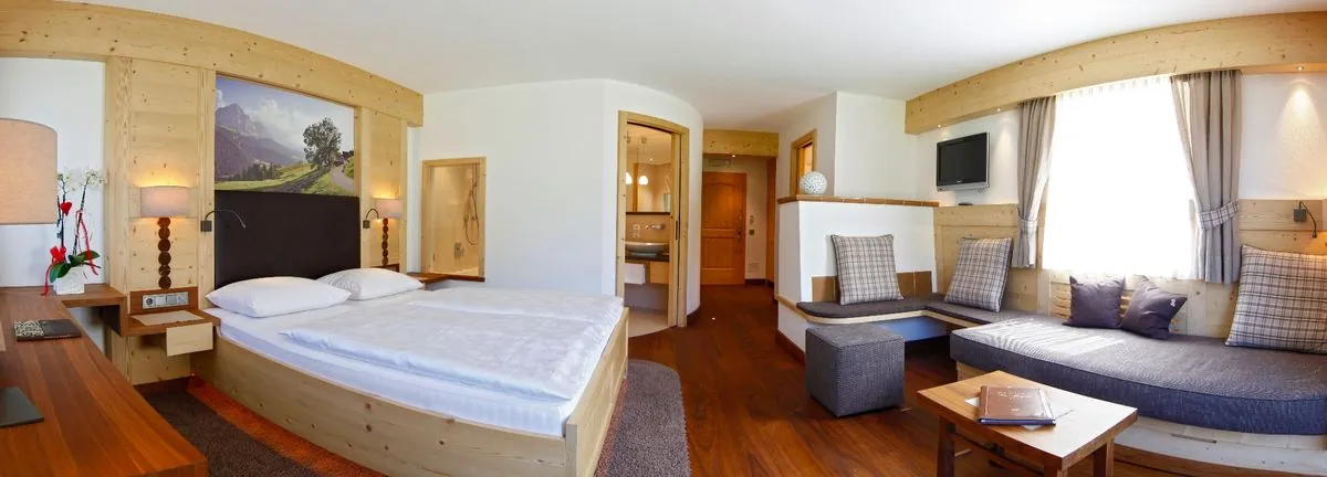 Romantik Suite mit Holzboden, Doppelbett und Sitzecke