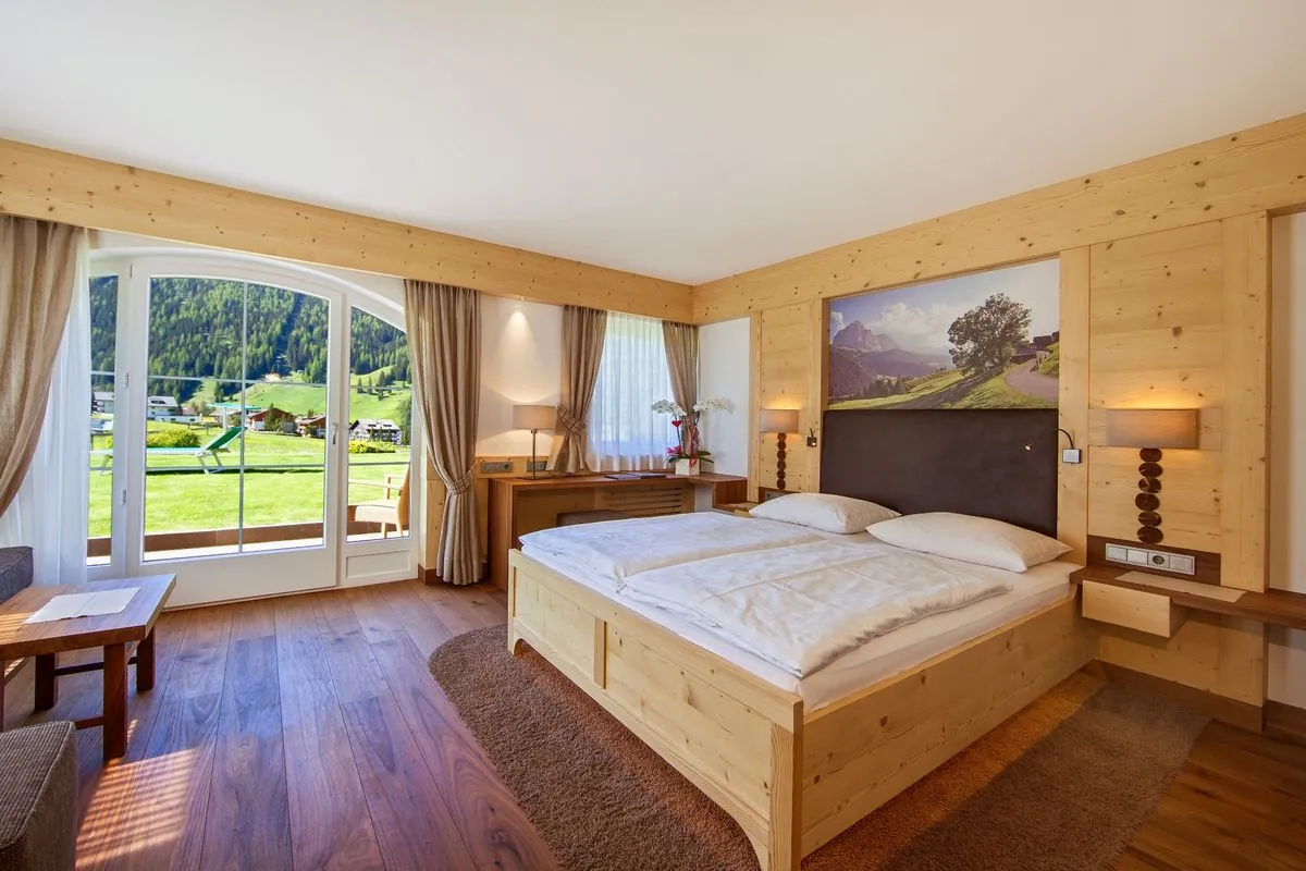 Romantik Suite mit Bett, Bergbild und Fenstertür