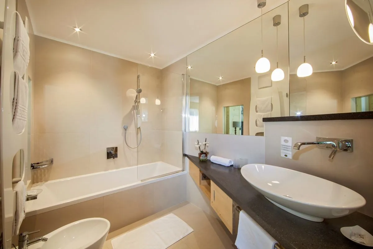 Bad der Romantik Suite mit Badewanne und Aufsatzbecken