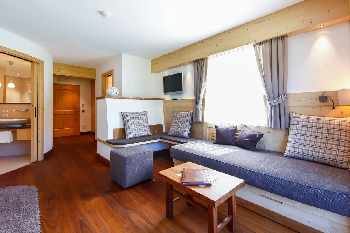 Sitzecke der Romantik Suite mit Couch und Holztisch