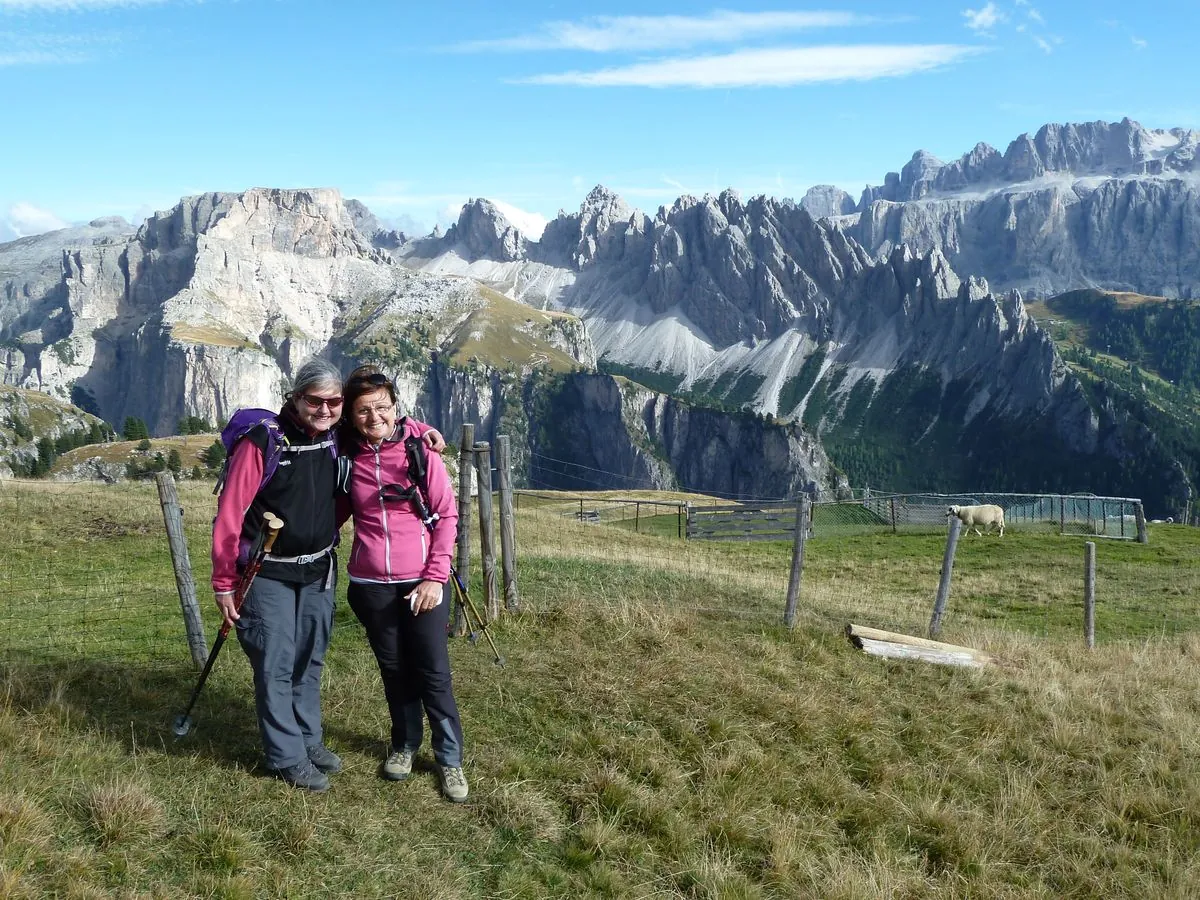 Zwei Wanderinnen vor Dolomitengipfeln