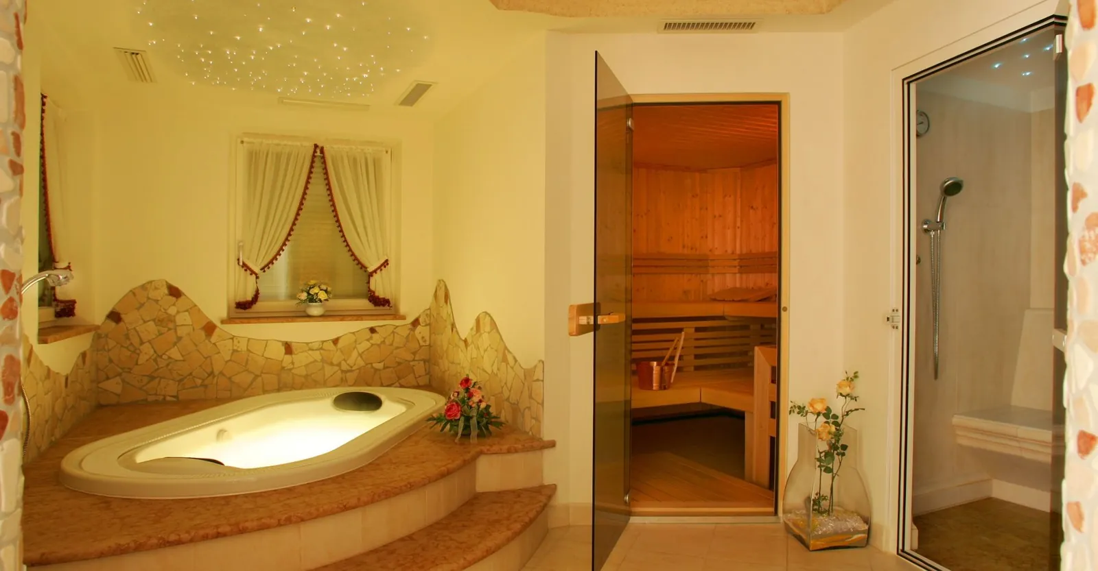 Wellnessbereich mit Whirlpool, Saunatür und Dusche