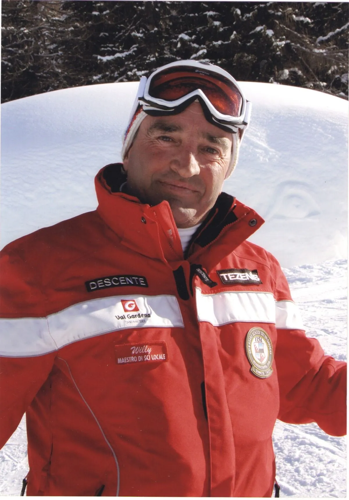 Willy, Hausherr und geprüfter Skilehrer, im roten Skilehreranorak