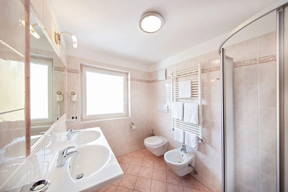 Badezimmer mit Dusche und Doppelwaschbecken