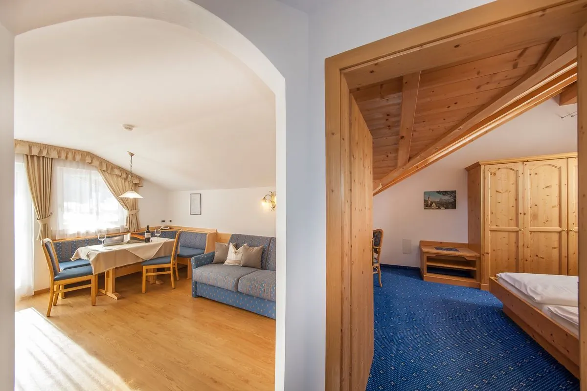 Durchblick vom Wohnbereich ins Schlafzimmer